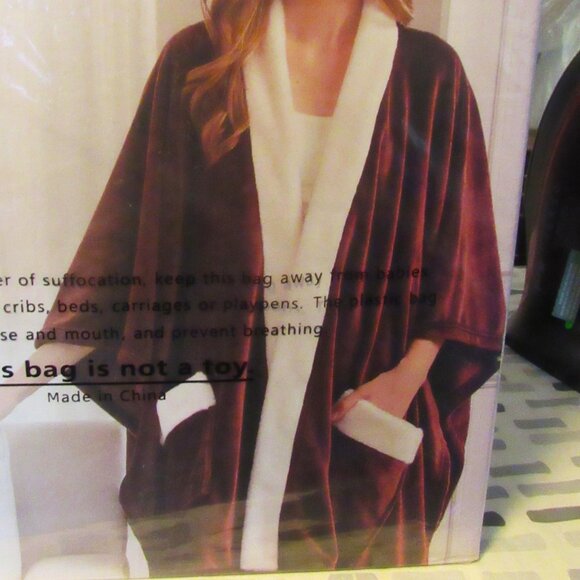 NWT COZY PLUSH WRAP, FITS ALMOST EVERYONE, 70" X 50" - Picture 5 of 8